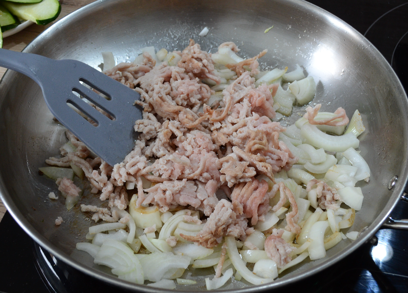 Minced chiken and onion on a pan